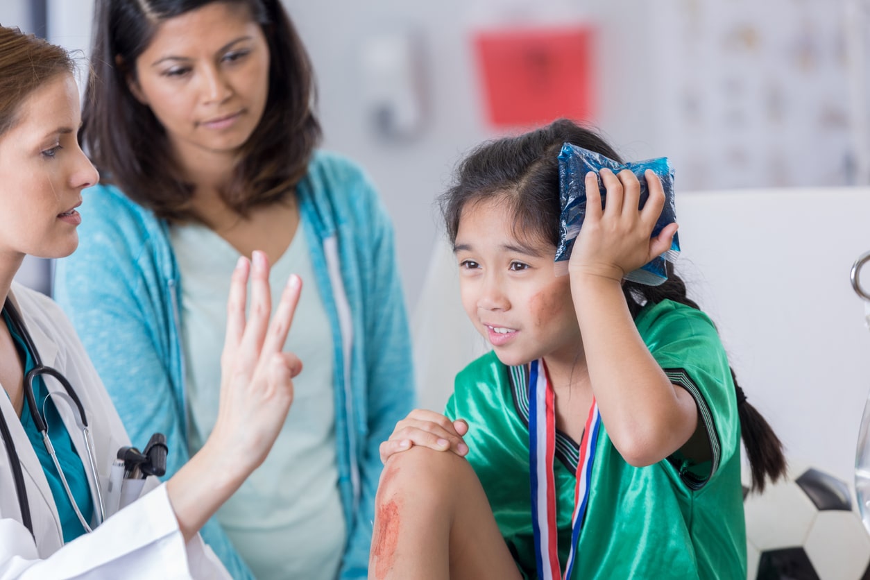 pediatric urgent care vs. pediatrician - little girl with hurt head