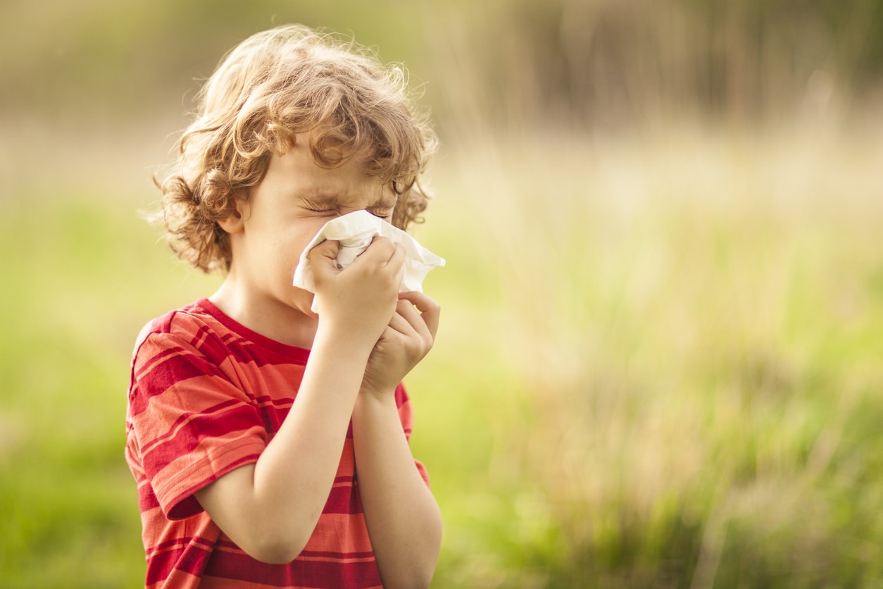 little boy sneezing treating allergies in children